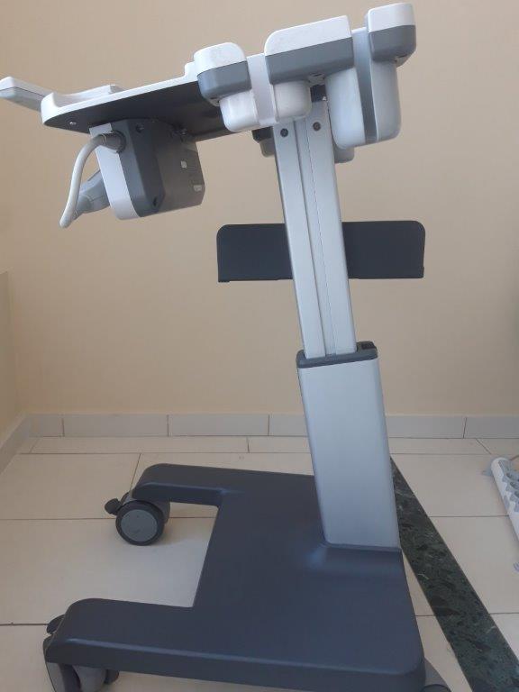 Használt MySono U6 ultrahang állvány két vizsgálófej elosztó adapterrel oldalról fotózva Használt MySono U6 ultrahang állvány két vizsgálófej elosztó adapterrel oldalról fotózva